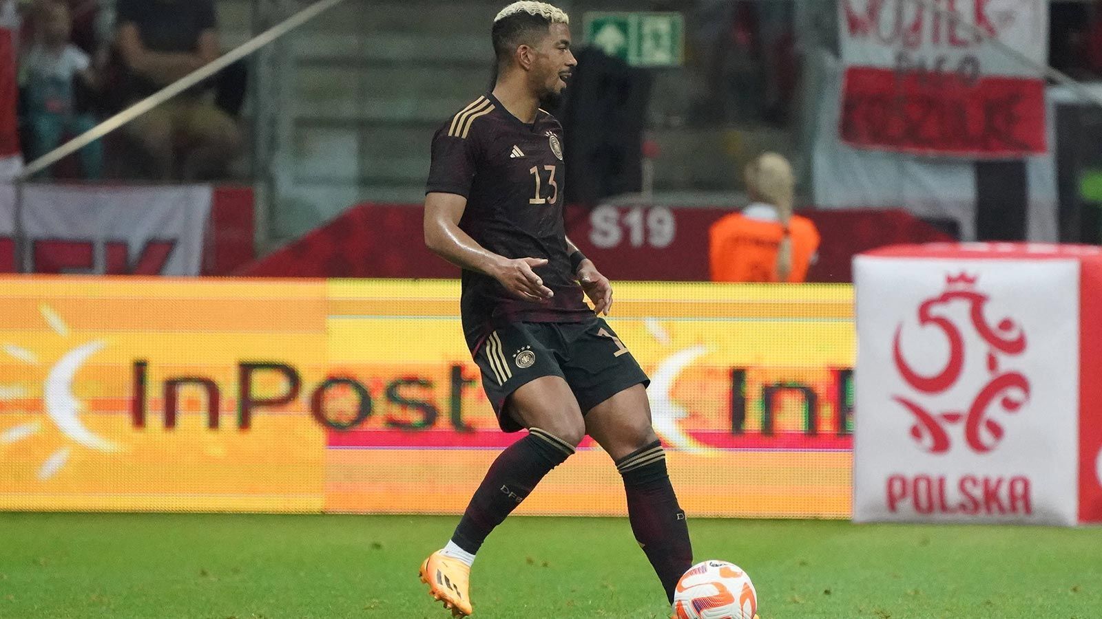 
                <strong>Benjamin Henrichs (links) </strong><br>
                Die Position links hinten ist sicherlich die größte Schwachstelle im DFB-Aufgebot, kein Spieler drängt sich total auf. Henrichs hat sich aber einen Stammplatz verdient, weil er bei Pokalsieger RB Leipzig eine ganz starke Rückrunde gezeigt hat und zudem defensiv wesentlich stärker ist als seine Rivalen wie Robin Gosens – wobei man dem Inter-Profi gegen tief stehende Gegner dennoch eine Chance geben könnte. 
              