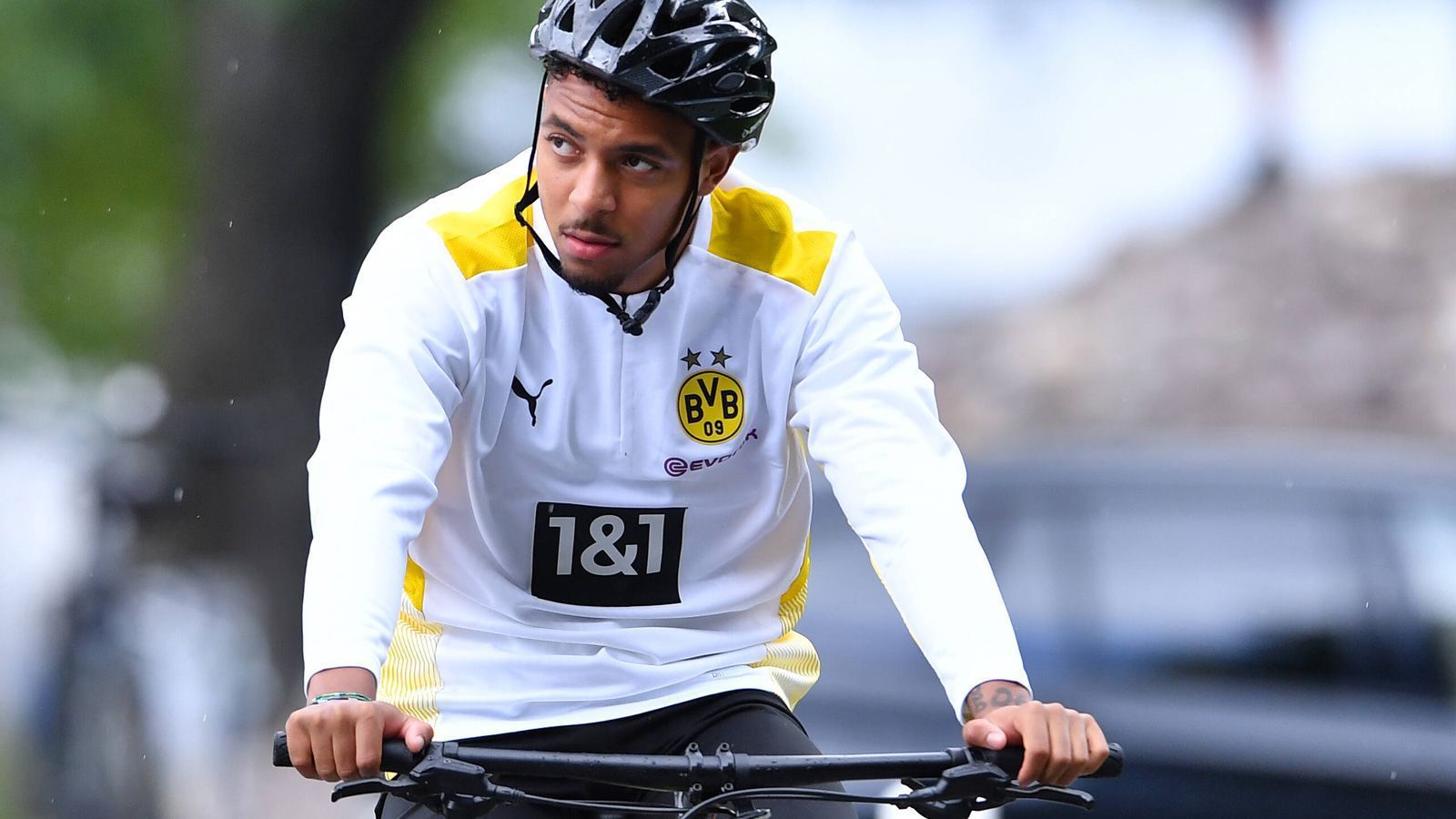 
                <strong>Donyell Malen (Borussia Dortmund)</strong><br>
                Donyell Malen ist der vielleicht spannendste Neuzugang bisher. Der 22 Jahre alte Stürmer soll bei der Borussia den Weggang von Jadon Sancho kompensieren. Der niederländische Nationalspieler kann auf dem Flügel und im Sturmzentrum zum Einsatz kommen und könnte in Kombination mit Erling Haaland die BVB-Offensive variabler und noch gefährlicher machen. Die Ablösesumme, die Dortmund für Malen an die PSV Eindhoven überwies, dürfte bei rund 30 Millionen Euro liegen.
              