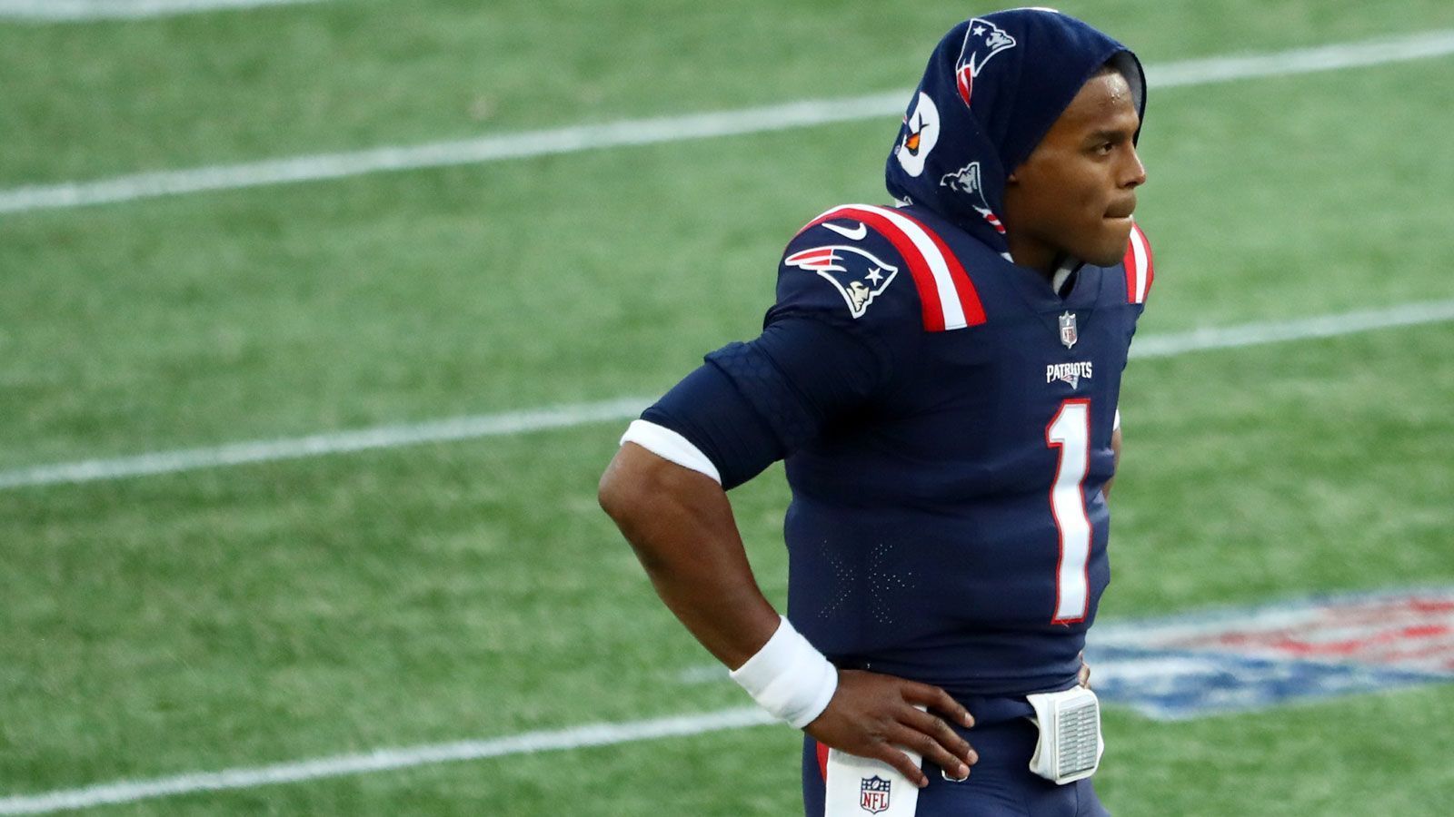 
                <strong>Schlechte Leistungen: Cam Newton (New England Patriots)</strong><br>
                Der ehemalige NFL-MVP unterschrieb im Juni für ein minimales Gehalt in New England und schien schnell wieder zu alter Stärke zu finden. Vor dem vierten Saisonspiel folgte dann aber der große Schock: Newton wurde positiv auf das Corona-Virus getestet. Nach seiner Rückkehr schien der erste Pick des Drafts 2011 nicht mehr derselbe zu sein und verlor mit den Patriots den Anschluss an die Playoff-Plätze. Seit seiner Rückkehr am 6. Spieltag konnte Newton keinen Passing Touchdown mehr erzielen, warf im Gegenzug allerdings fünf Interceptions. Will er auch im kommenden Jahr in New England spielen, muss sich der Spielmacher in der zweiten Saisonhälfte deutlich steigern.
              