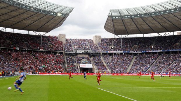 
                <strong>Hertha BSC: 198 Euro</strong><br>
                Platz 5 - Hertha BSC: 198 Euro. Der Überraschungserfolg der "Alten Dame" in der Vorsaison schlägt sich nun beim Dauerkartenpreis nieder. Zehn Euro mehr müssen die Hertha-Fans in dieser Saison blechen, um im Olympiastadion dabei zu sein.
              