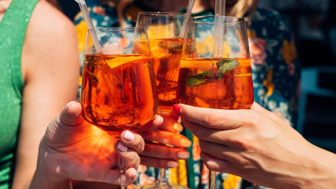 Kennst du schon die kreativen Aperol Spritz Variationen für den Sommer? Hier kommen 5 Rezepte, die du lieben wirst!