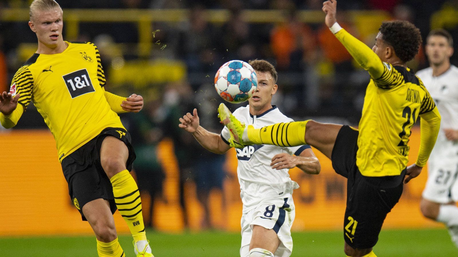 
                <strong>Das Torjägerduell bei Borussia Dortmund gegen TSG Hoffenheim</strong><br>
                Auch die Teamkollegen lassen die Miene von Haaland nicht aufhellen. Die ganz dicken Chancen wollen einfach nicht herausspringen.
              