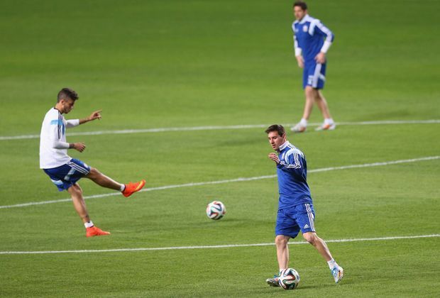 
                <strong>Training in Brasilien</strong><br>
                Nur noch wenige Tage bis zum WM-Auftakt gegen Bosnien und Herzegowina. Die argentinische Nationalmannschaft absolviert eine 40-minütigen Übungseinheit im Estadio Indenpendencia. Das Training ist öffentlich und 6.000 Fans bewundern ihre Stars. 
              