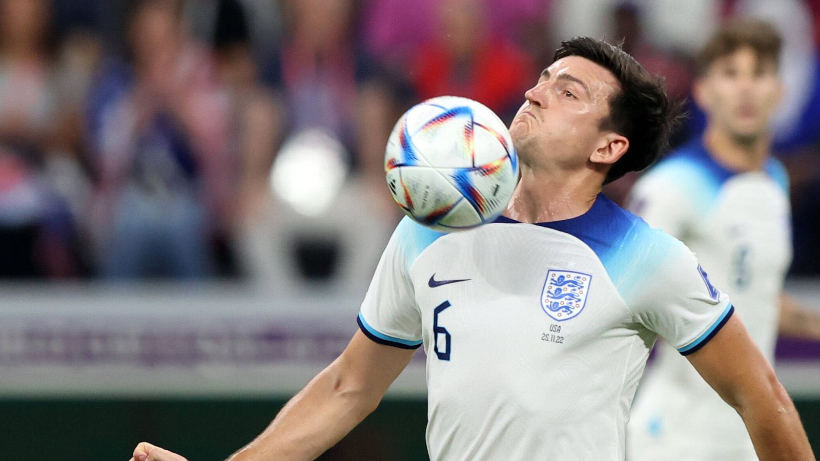 
                <strong>Harry Maguire</strong><br>
                Sein "Messi-Move" in der Anfangsphase, als er im Strafraum der US-Amerikaner grazil tänzelte, war Meme-mäßig. Ansonsten bewies er auch gegen die USA, dass er sportlich deutlich verbessert ist. Es hat triftige Gründe, warum Nationaltrainer Gareth Southgate auf ihn setzt. In der Luft ist er sowieso über jeden Zweifel erhaben. Gewann gefühlt jeden Zweikampf. Leider aber bezeichnend, dass er der beste Engländer war.
              