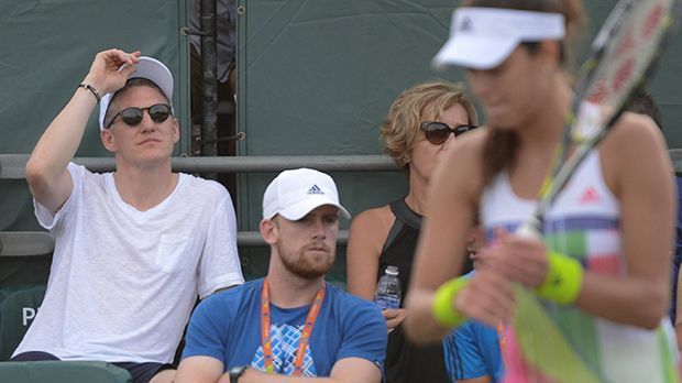 
                <strong>Bastian Schweinsteiger</strong><br>
                Bastian Schweinsteiger: Immerhin konnte sich der Mittelfeldstratege nach dem Verletzungsschock ein wenig in Miami ablenken, als er seiner Freundin Ana Ivanovic bei den Miami Open über die Schulter blickte. Schweinsteiger ist nicht der einzige Profi, der sich bei seinem Nationalteam verletzte.
              