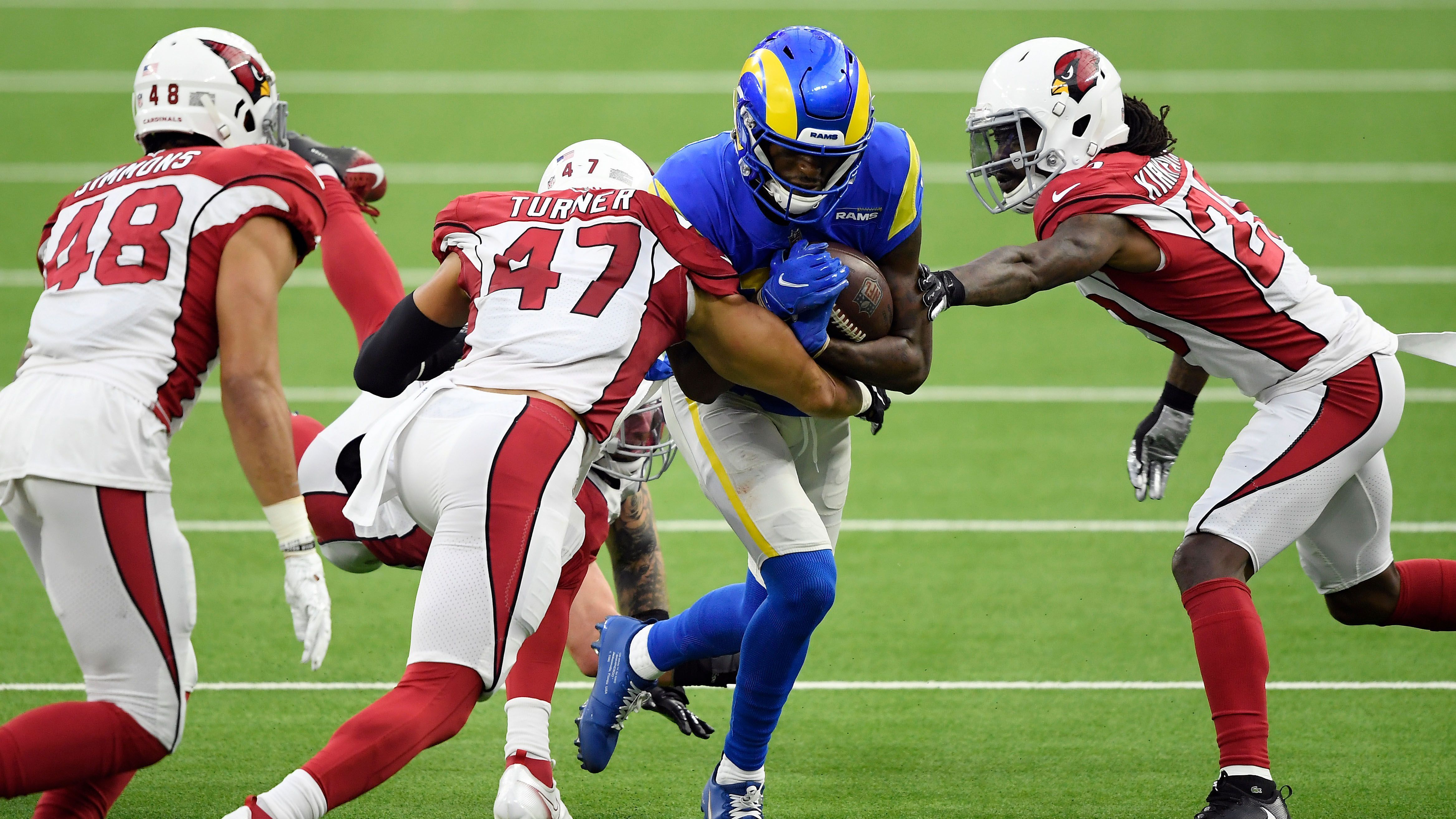 
                <strong>Verlierer: Die Arizona Cardinals</strong><br>
                Auch bei den Arizona Cardinals war die Hoffnung auf die erste Playoff-Teilnahme seit 2015 groß. Doch auf der Zielgeraden ging ihnen die Puste aus. Die "Cards" verloren die letzten beiden Spiele, vor allem die 12:20-Niederlage gegen die San Francisco 49ers tut noch immer weh und kostete schlussendlich die Playoffs. Nur 19 Punkte in den letzten beiden Spielen sind offensiv deutlich zu wenig.
              