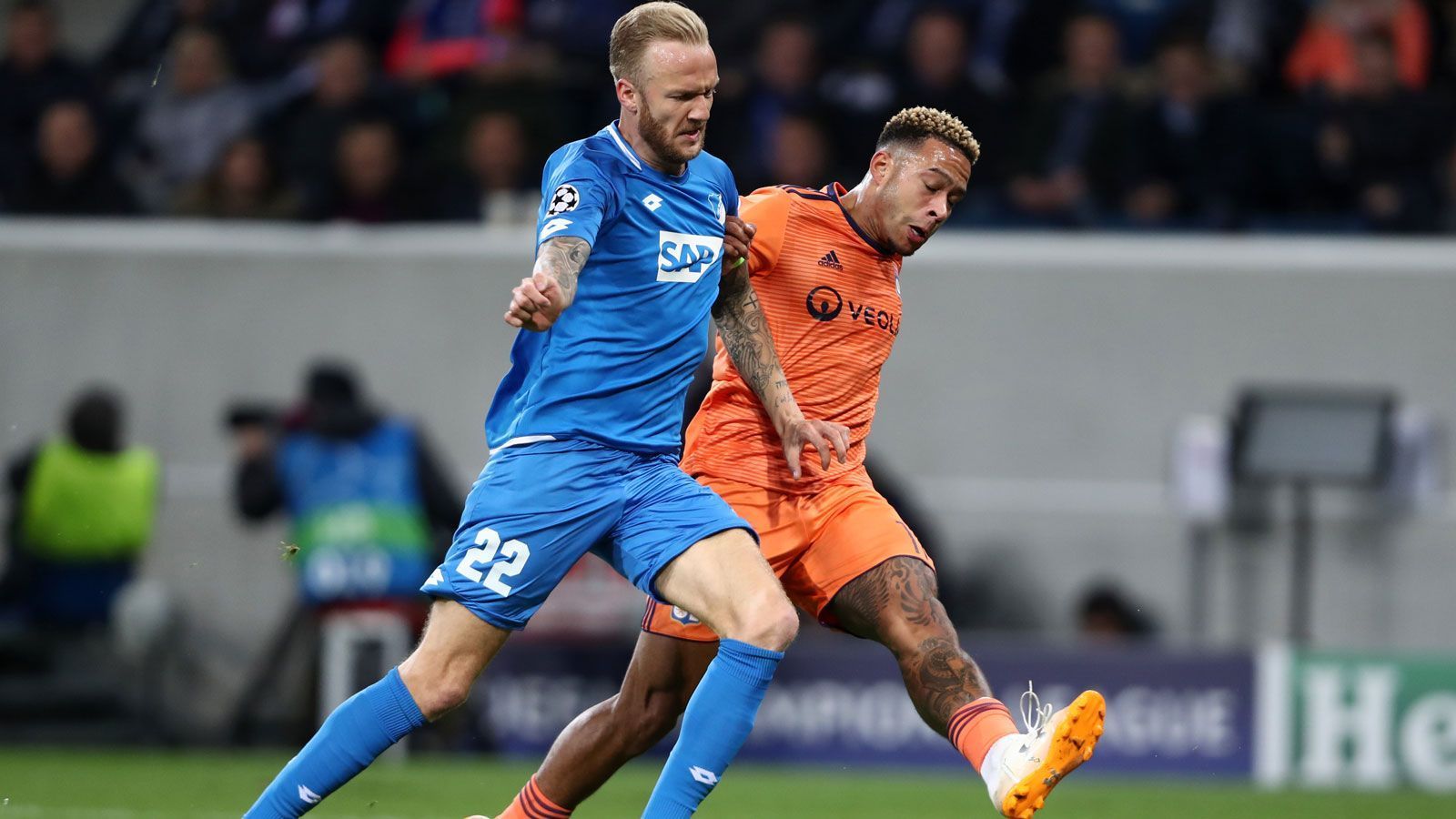 
                <strong>Kevin Vogt (TSG Hoffenheim)</strong><br>
                Der ehemalige Kapitän der TSG Hoffenheim wurde im Winter 2020 nach Bremen verliehen und war wohl zu einem früheren Zeitpunkt auch Kandidat beim FC Bayern. Vogt wurde als Wunschspieler von Trainer Niko Kovac angepriesen und sollte schon im Sommer 2018 als Entlastung für die verletzungsanfällige Innenverteidigung der Münchner geholt werden. Zum Sommertransferfenster 2019 flammte das Wechselgerücht nochmal auf, doch Salihamidzic soll einem Transfer an die Isar widersprochen haben.
              