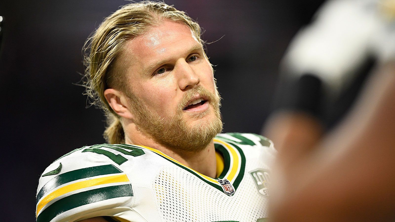 
                <strong>Clay Matthews</strong><br>
                Position: LinebackerGeburtstag: 14. Mai 1986NFL seit: 2009 (26. Draft-Pick)Bisheriger Klub: Green Bay PackersGehalt 2018: 11,4 Mio. DollarMatthews haderte 2018 immer wieder mit den Calls der Referees - vor allem in Bezug auf die Auslegung der "roughing the passer"-Regel. So sammelte er in 16 Partien verhältnismäßig bescheidene 3,5 Sacks sowie 43 Tackles.
              