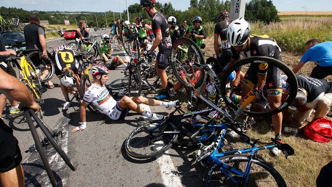 Massenstürze verletzten zuletzt mehrere Radstars. Was sind die Gründe dafür?