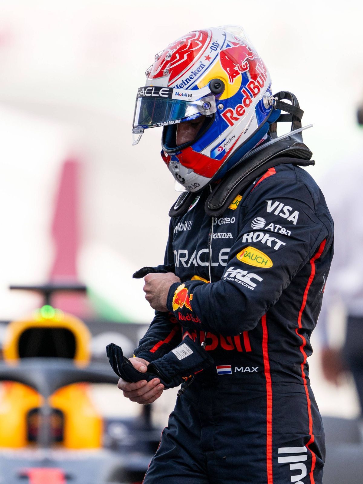 Max Verstappen (Oracle Red Bull Racing, Niederlande, 01) aergert sich im Parc Ferme und ist unzufrieden, ESP, Formel 1 Weltmeisterschaft, Aramco Grand Prix von Spanien, Circuit de Barcelona Catalun...