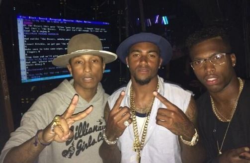
                <strong>Abhängen mit den Stars</strong><br>
                Der WM-Gescheiterte Sturridge (r.) postet ein Selfie mit Pharrell Williams und dem Football-Spieler DeSean Jackson bei den BET-Awards in Los Angeles. Der englische Nationalspieler präsentierte den "Best Male R&B/Pop Artist Award". 
              