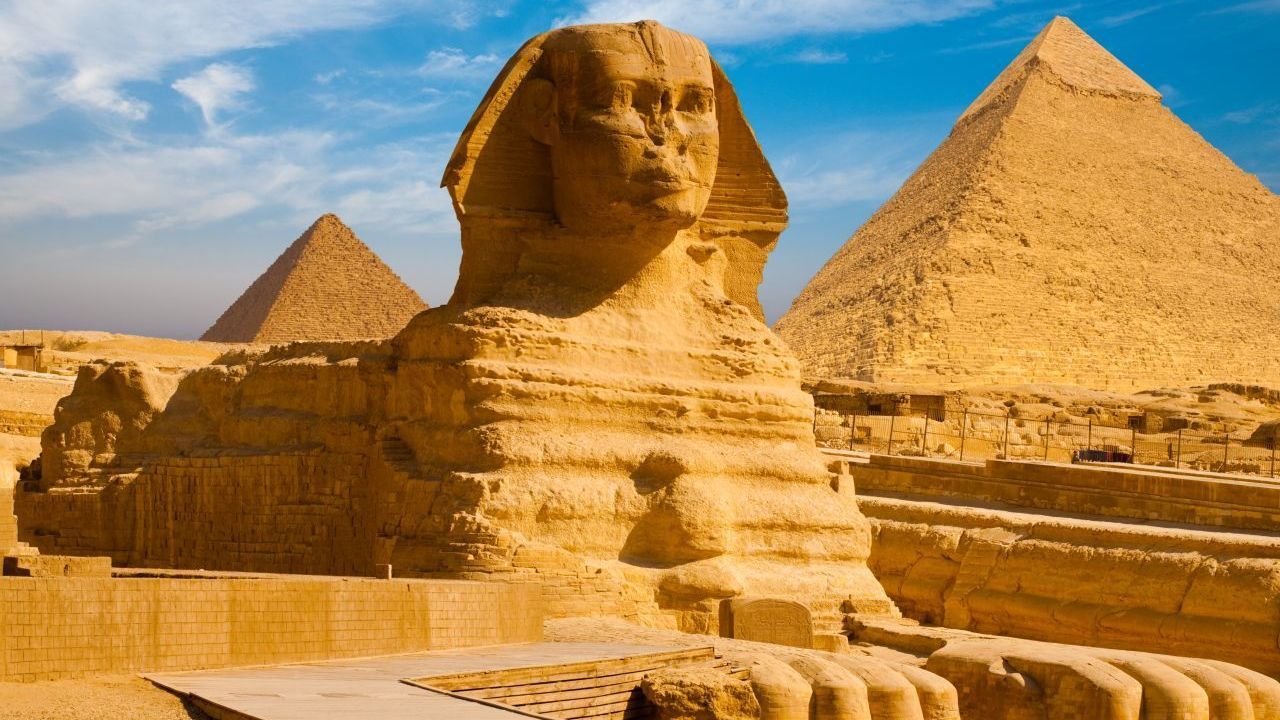Die Pyramiden von Gizeh und die Sphinx stehen in der Wüste von Ägypten.