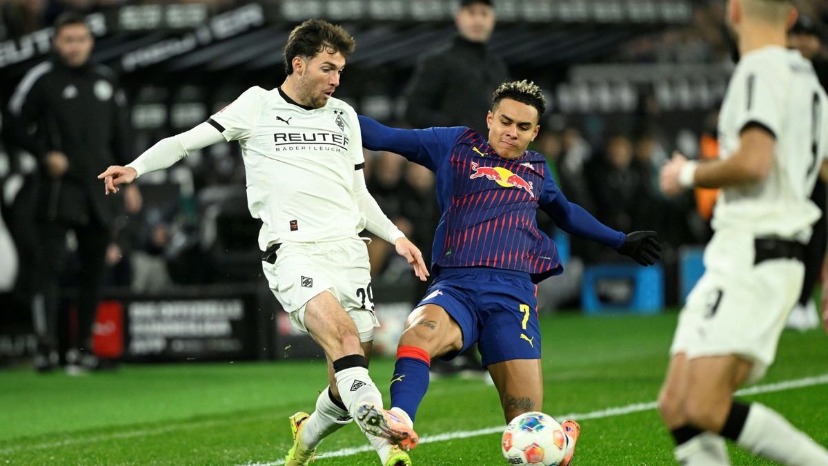 Joe Scally (l.) gegen Antonio Nusa