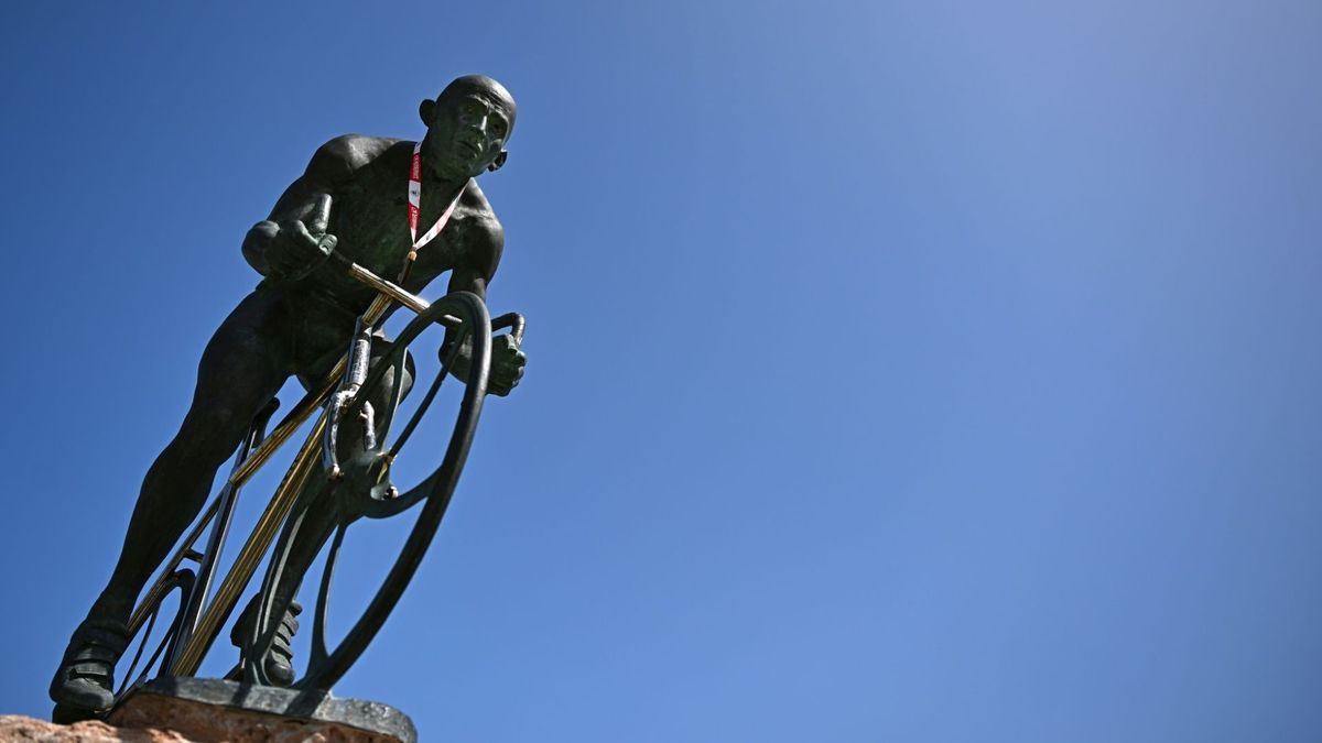 Die Statue von Marco Pantani in Cesenatico