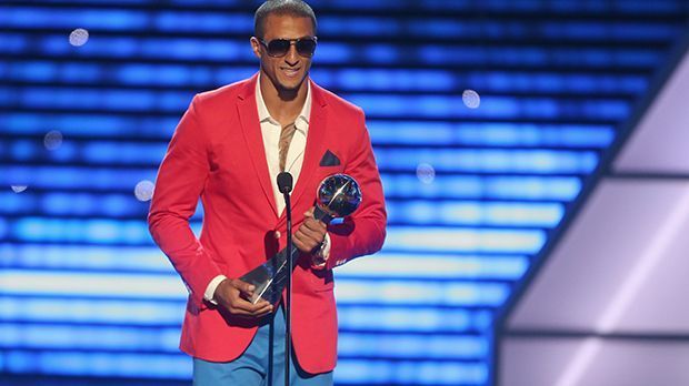 
                <strong>Colin Kaepernick (San Francisco 49ers)</strong><br>
                Colin Kaepernick (San Francisco 49ers). Der 28-Jährige ist gern ein Mode-Opfer: Im Interview mit "WWD" verriet er letztes Jahr, dass er mehr als 500 Paar Schuhe und 300 Hüte besitzt. Von "GQ" wurde er bereits zum bestangezogenen NFL-Profi gewählt.
              
