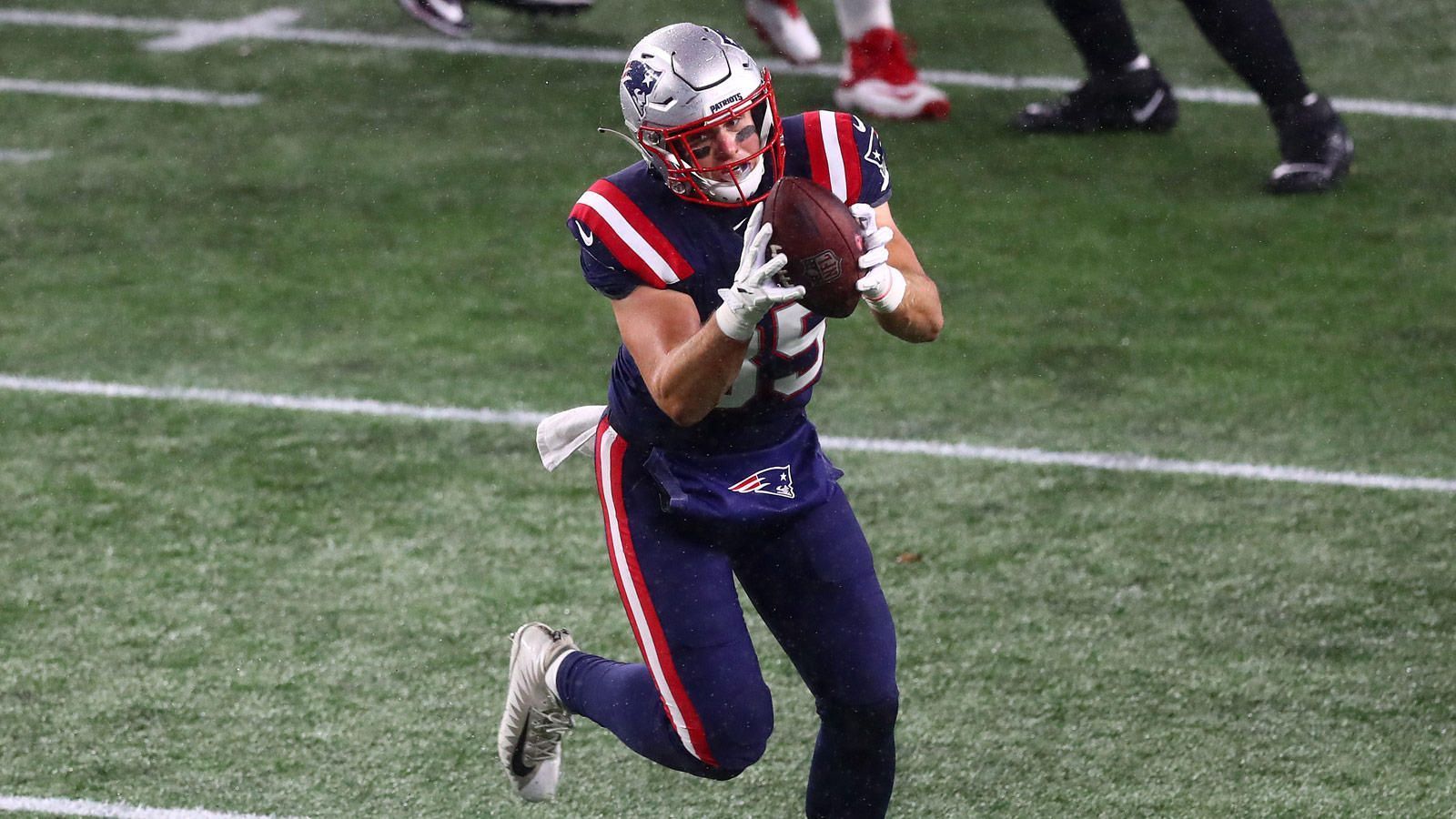 
                <strong>Tight End</strong><br>
                Seit dem Abgang von Rob Gronkowski klafft außerdem eine riesige Lücke auf der Tight-End-Position. Die Patriots versuchten, den Abgang u.a. mit den Spätrunden-Picks Dalton Keene und Devin Asiasi zu schließen, doch die beiden Tight Ends sind bisher nur als Blocker in Erscheinung getreten. Gemeinsam mit dem dritten Tight End im Bunde, Ryan Izzo, erzielten sie zusammen lediglich 254 Receiving Yards. New England muss das gesamte Receiving-Corps generalüberholen, um wieder ein konkurrenzfähiges Passing Game zu haben.
              
