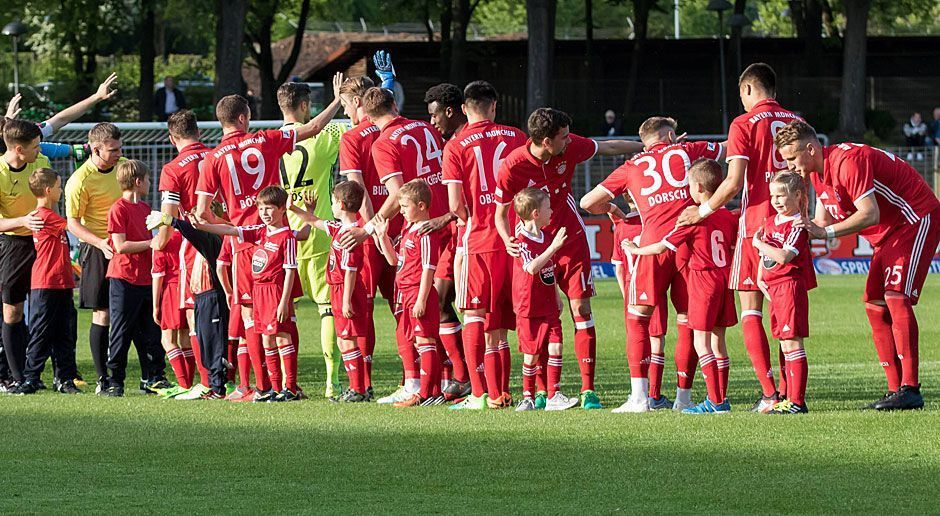 
                <strong>U23</strong><br>
                Ein Problem für den Bayern-Nachwuchs besteht darin, dass die zweite Mannschaft - also das Bindeglied zwischen Jugend und Profis - Jahr für Jahr am Aufstieg in die 3. Liga scheitert. So tingelt die U23 seit 2011 über die bayerischen Dörfer - auch in der kommenden Saison warten Spiele gegen den FV Illertissen, den VfR Garching oder den TSV Buchbach. Als sich abzeichnete, dass Platz eins auch in dieser Spielzeit nur Wunschdenken bleiben würde, schmiss Trainer Heiko Vogel - zugleich auch Nachwuchskoordinator - nach nicht einmal zwei Jahren hin.
              