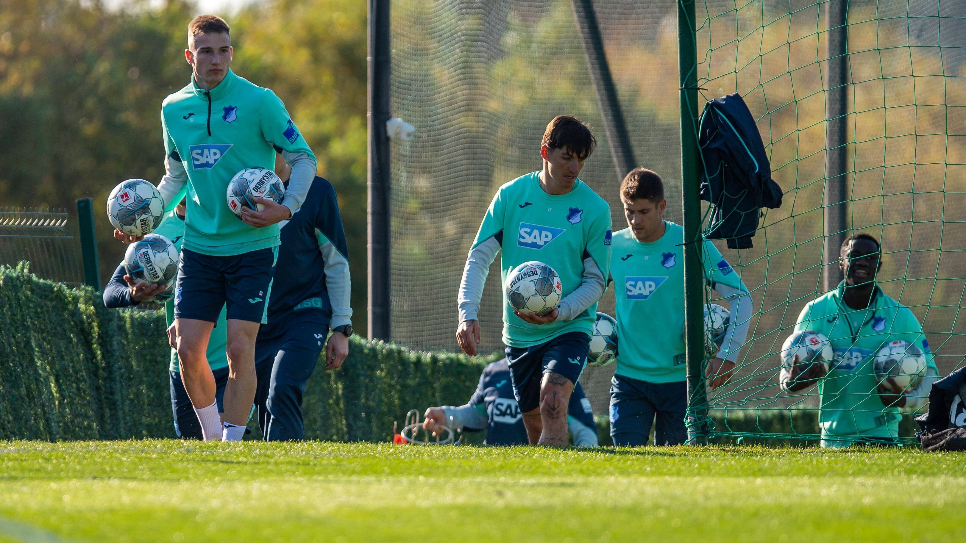 
                <strong>TSG 1899 Hoffenheim </strong><br>
                Am Donnerstag hat die TSG das Mannschaftstraining aufgenommen. Am Wochenende begibt sich das Team dann in einem regionalem Hotel in die einwöchige Quarantäne.
              