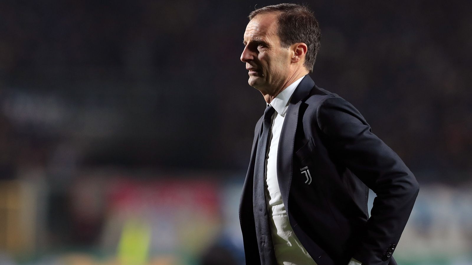 
                <strong>Noch-Trainer Massimiliano Allegri</strong><br>
                Nach fünf Jahren und ebenso vielen Scudetti ist für Trainer Massimiliano Allegri am Saisonende bei Juventus Turin Schluss (trotz Vertrages bis 2020). Dem 51-Jährigen wurde wohl zum Verhängnis, dass er in seiner Juve-Ära zwar national alle Titel abräumte, aber in der Champions League nie der ganz große Triumph gelang. Zweimal scheiterten die Turiner unter Allegri im Endspiel (2015 an Barcelona und 2017 an Real Madrid). In der noch laufenden Spielzeit scheiterte die "Alte Dame" um Superstar Cristiano Ronaldo sogar schon im Viertelfinale der Königsklasse an Ajax Amsterdam. 
              