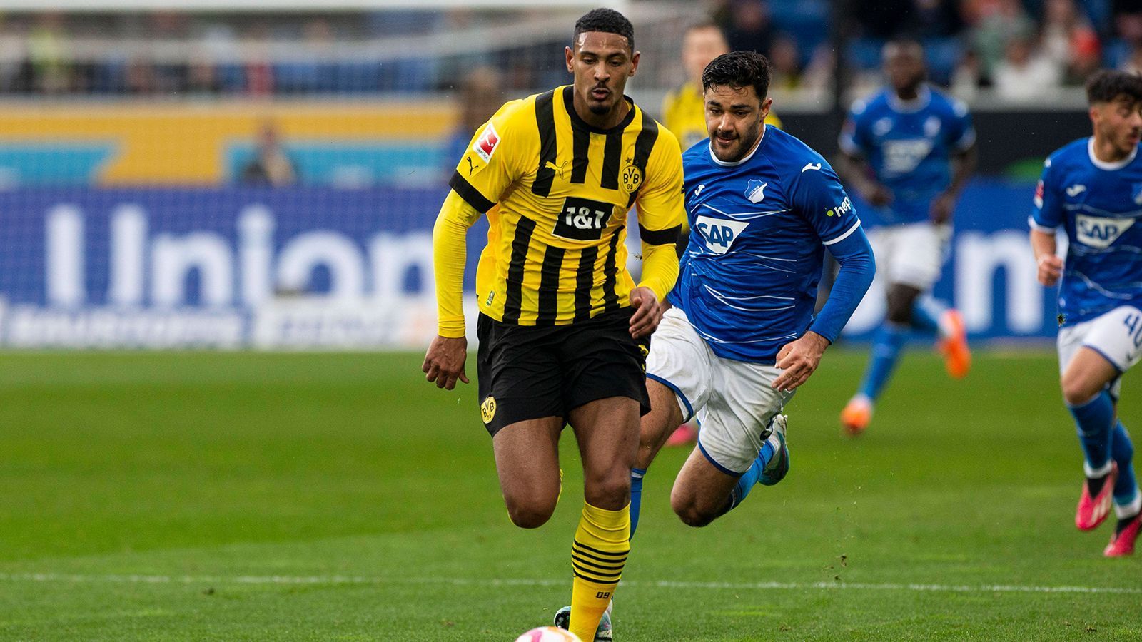 
                <strong>Sebastien Haller (Borussia Dortmund)</strong><br>
                Stürmerstar Sebastien Haller darf gegen Hoffenheim statt Malen von Beginn an ran und hat als Solospitze zunächst einen schweren Stand. Erst nach gut einer halben Stunde wird der Franzose torgefährlich und das gleich zwei Mal innerhalb weniger Sekunden. Doch mit beiden Abschlüssen scheitert Haller am starken TSG-Keeper Baumann. Gut 15 Minuten vor dem Ende wird Haller ausgewechselt. ran-Note: 3
              