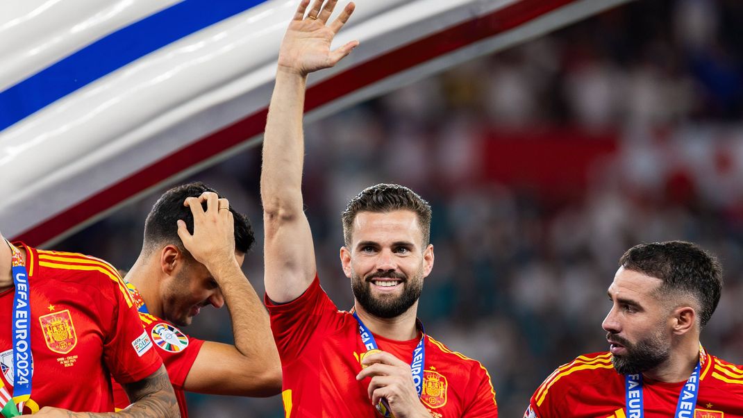 UEFA EURO, EM, Europameisterschaft,Fussball 2024 Final: Spain Vs England in Berlin, Germany - 14 Jul 2024 Nacho Fernandez of Spain waves during the ceremony after the UEFA EURO 2024 final match between Spain and England at Olympiastadion Berlin. Final score: Spain 2:1 England. Berlin Germany Copyright: xMikolajxBarbanellx xSOPAxImagesx MBarbanell__EURO2024FinalCeremony_14072024_18