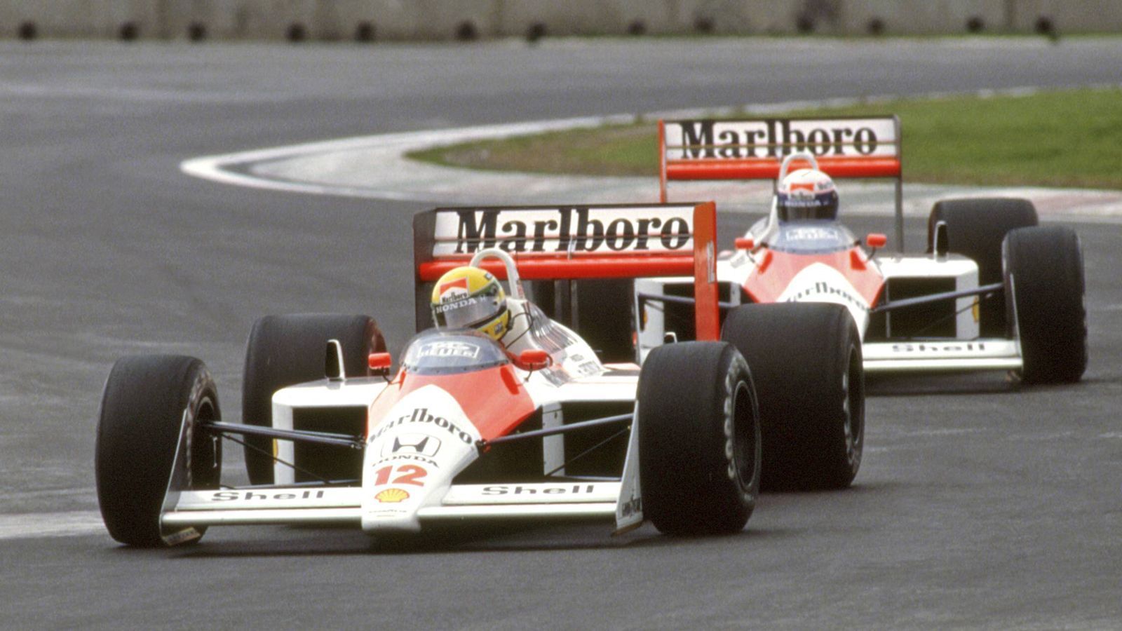 <strong>Ayrton Senna: Als die Formel 1 ihre Seele verlor</strong><br>
                Leberer: "Ayrton war ein intensiver, ein charismatischer Mensch. Er hielt sich für den besten Fahrer, wollte maximalen Erfolg. Manchen erschien er arrogant und unbelehrbar, auch weil er auf der Strecke, wenn es die Situation erforderte, riskante Manöver durchführte." Für diese ausgeprägte Risikobereitschaft hätten ihn aber viele bewundert. "Auch die Frauen", so Leberer.
