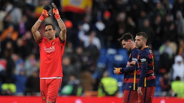 
                <strong>Platz 2: Claudio Bravo</strong><br>
                Platz 2: Claudio Bravo. Heute spielt der 32-jährige Chilene (li.) mit Messi (Mitte) in einem Team, bis 2014 stand er seinem derzeitigen Kollegen aber mehrfach mit Real Sociedad gegenüber. Acht Messi-Tore musste Bravo kassieren - Glück für ihn, dass bis auf Weiteres keine neuen dazukommen werden. 
              