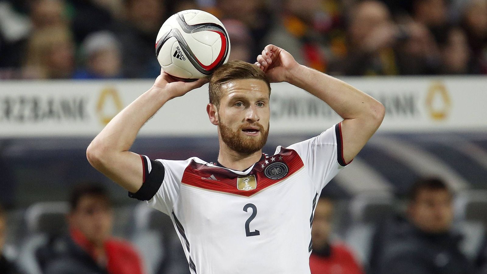 
                <strong>2014 zunächst gestrichen: Shkodran Mustafi (Sampdoria Genua)</strong><br>
                Shkodran Mustafi ist für die meisten Fans in Deutschland vor der WM ein unbeschriebenes Blatt, schließlich hat er noch nie in der Bundesliga gespielt. Er wird dann auch erwartungsgemäß aus dem finalen WM-Kader gestrichen, später aber wieder nach der Verletzung von Marco Reus nachnominiert. Bei der WM kommt er sogar auf drei Einsätze. Er wird Weltmeister, ist EM-Teilnehmer und im vergangenen Jahr auch Confed Cup-Sieger. Derzeit kommt er auf 20 Länderspiele, bei der WM bleibt ihm aber nur die Zuschauerrolle.
              