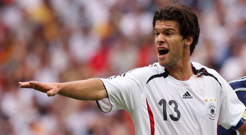 
                <strong>Michael Ballack</strong><br>
                Michael Ballack: Bei der Heim-WM war auch Michael Ballack lange Zeit ein Sorgenkind. Der Capitano hatte sich im letzten Testspiel vor der WM eine Muskelverhärtung in der rechten Wade zugezogen. Diese verhinderte auch einen Einsatz im Eröffnungsspiel. Doch danach übernahm Ballack wieder das Kommando.
              