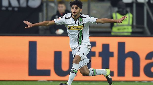 
                <strong>Mahmoud Dahoud (Borussia Mönchengladbach)</strong><br>
                Zentrales Mittelfeld: Mahmoud Dahoud (Borussia Mönchengladbach). Letzte Saison ist Mahmoud Dahoud noch in der Regionalliga West unterwegs, diese Saison steht der 19-Jährige in allen 17 Bundesliga-Spielen auf dem Platz. Bei den Fohlen kann er jetzt schon den Unterschied ausmachen, ist viel unterwegs und strahlt enorme Spielfreude aus. Gerne sehen wir mehr vom syrisch-stämmigen Jung-Profi. 
              