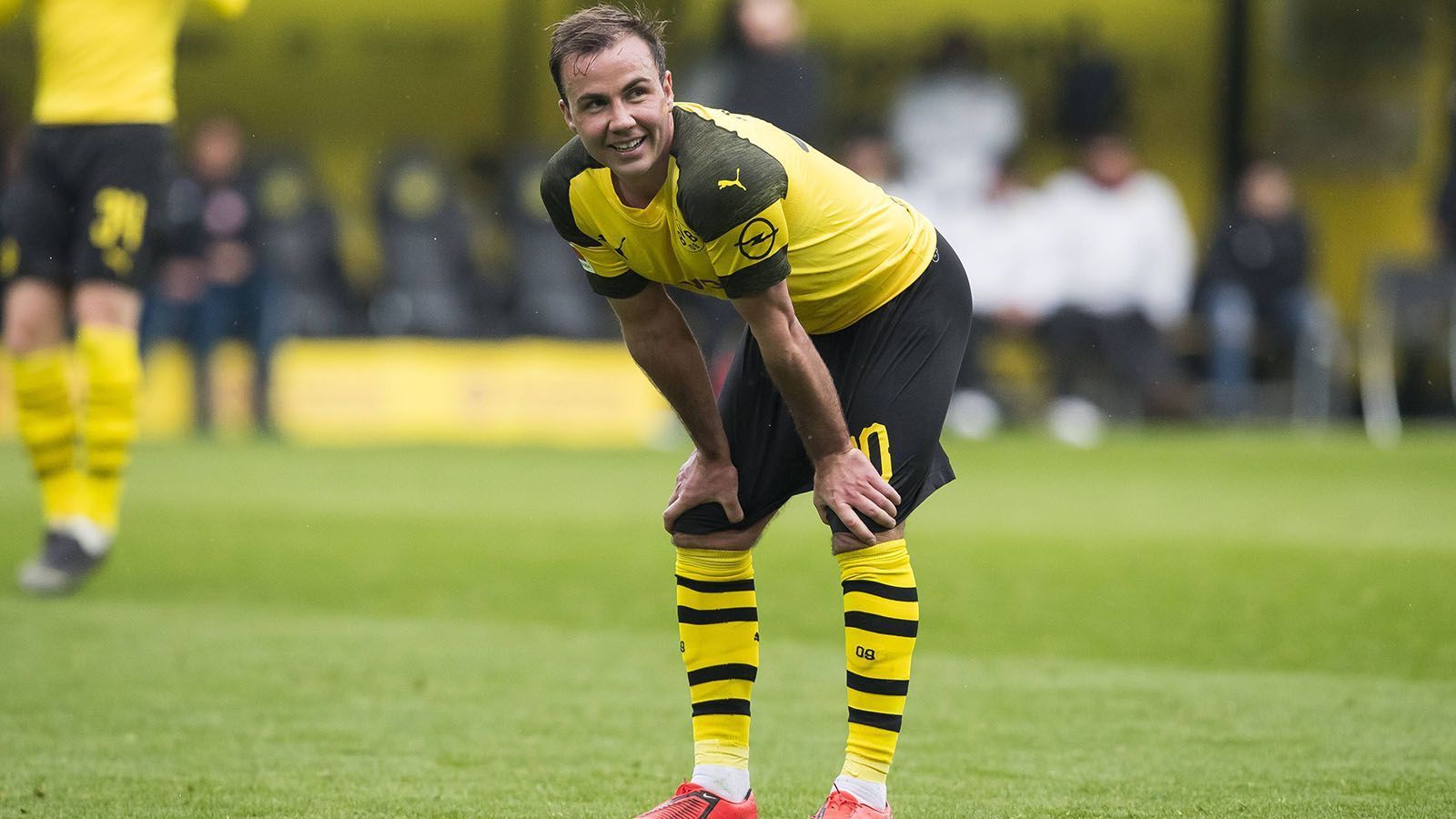 
                <strong>Mario Götze</strong><br>
                Rückt für Reus im Vergleich zur Vorwoche ins Sturmzentrum. Starke Aktion, als er die Ecke von Sancho kurz ausführt, die vom Mainzer Latza beinahe im eigene Kasten versenkt wird (5.). Seine zweite Flanke kommt erneut butterweich und wird von Sancho eiskalt versenkt. Setzt Delaney vor dem 2:0 stark ein. Überragender Mann im ersten Durchgang auf dem Platz, an fast jeder gefährlichen Aktion beteiligt. Nach der Pause wie die gesamte Dortmunder Mannschaft offensiv nicht existent. In der 89. für Toprak ausgewechselt. ran-Note: 1
              