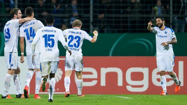 
                <strong>Platz 10: SV Darmstadt</strong><br>
                Platz 10: SV Darmstadt 98 (8 Punkte). Die "Lilien" haben nach ihrem Aufstieg in die erste Liga bislang nur vier Spiele verloren und stehen auf dem 13. Tabellenplatz. In ihren Auswärtspartien musste sich das Team von Dirk Schuster erst ein Mal geschlagen geben. 
              
