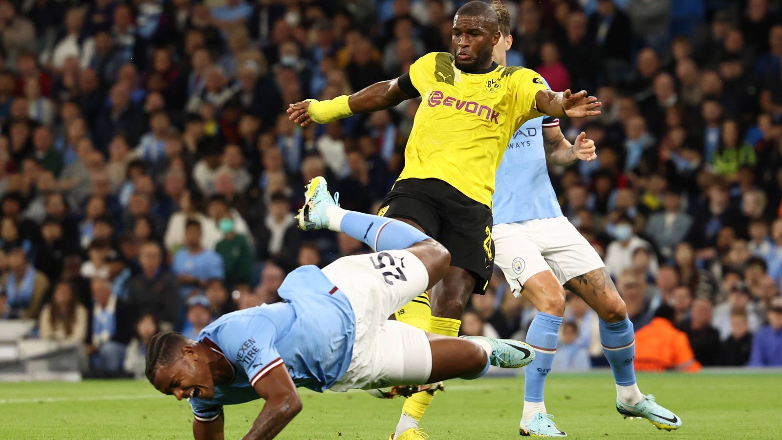 
                <strong>Anthony Modeste</strong><br>
                Wird in der 77. Minute ausgewechselt. Kann mehrfach als Zielspieler den Ball nicht festmachen und sieht gegen die City-Defensive wenig Land. Defensiv, beispielsweise bei gegnerischen Ecken, mit guten Aktionen und gewonnenen Kopfballduellen. ran-Note: 4
              