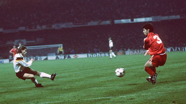 
                <strong>Qualifikation zur WM 1990</strong><br>
                Qualifikation zur WM 1990: Erst im letzten Gruppenspiel der Qualifikation entschied sich die Teilnahme an der WM. In einem umkämpften Spiel traf Thomas Häßler zum 2:1-Endstand, der den zweiten Platz in der Gruppe und damit die WM-Teilnahme klar machte. Bei dem Turnier wurde Deutschland dann Weltmeister.
              