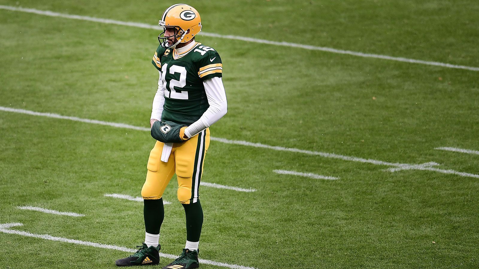 
                <strong>Verlierer: Aaron Rodgers (Green Bay Packers)</strong><br>
                Zu den Favoriten für eine mögliche Verpflichtung Fullers zählten lange Zeit die Green Bay Packers, die sich nach "ESPN"-Informationen mit den Texans aber nicht einig wurden. Neben Davante Adams fehlen Quarterback Aaron Rodgers gute und konstante Anspielstationen - eine Rolle, die Fuller sicher hätte einnehmen können. Nach dem Draft verpasste die Franchise es erneut, ihrem Star-Spielmacher eine neue Waffe zur Seite zu stellen, sodass Rodgers wohl oder übel erstmal so durch die restliche Saison kommen muss. 
              