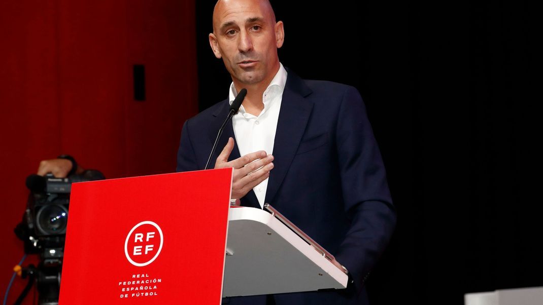 Der Chef des spanischen Fußballverbandes Luis Rubiales am Podium
