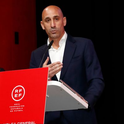 Der Chef des spanischen Fußballverbandes Luis Rubiales am Podium