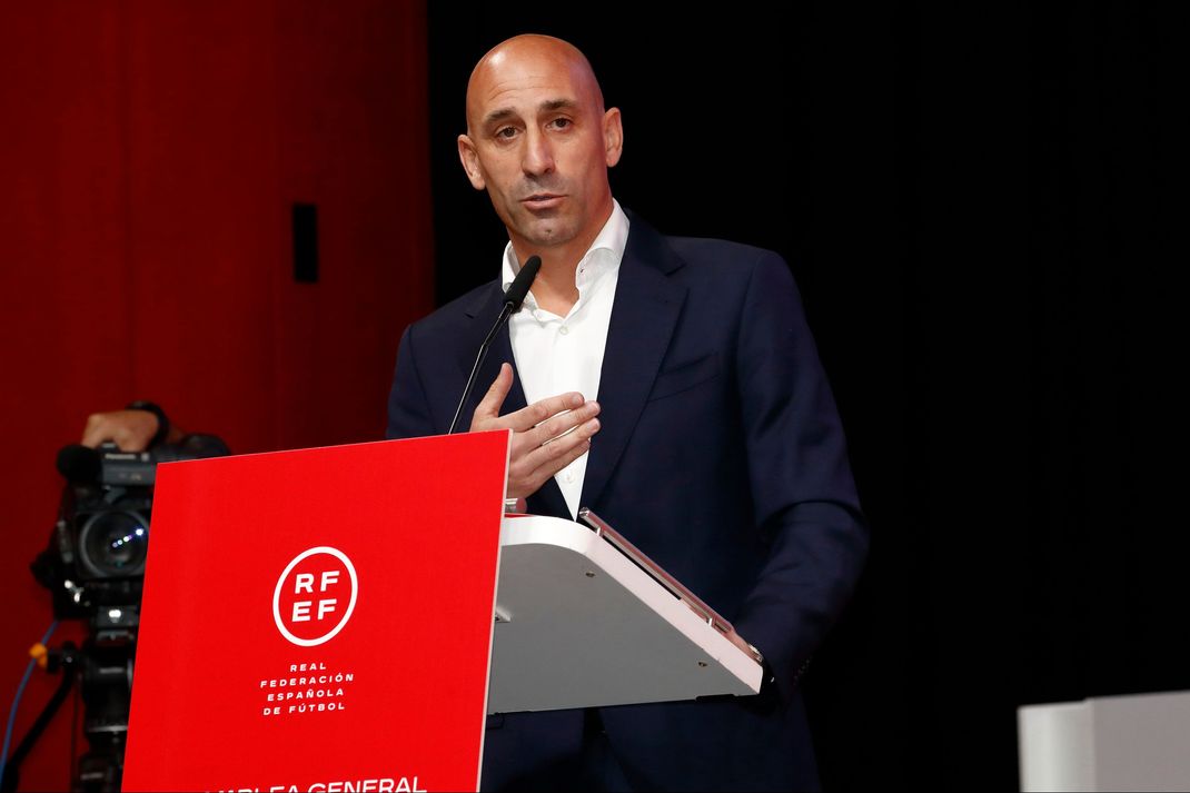 Spaniens Fußballchef Luis Rubiales verweigert nach dem Kuss-Skandal den Rücktritt.