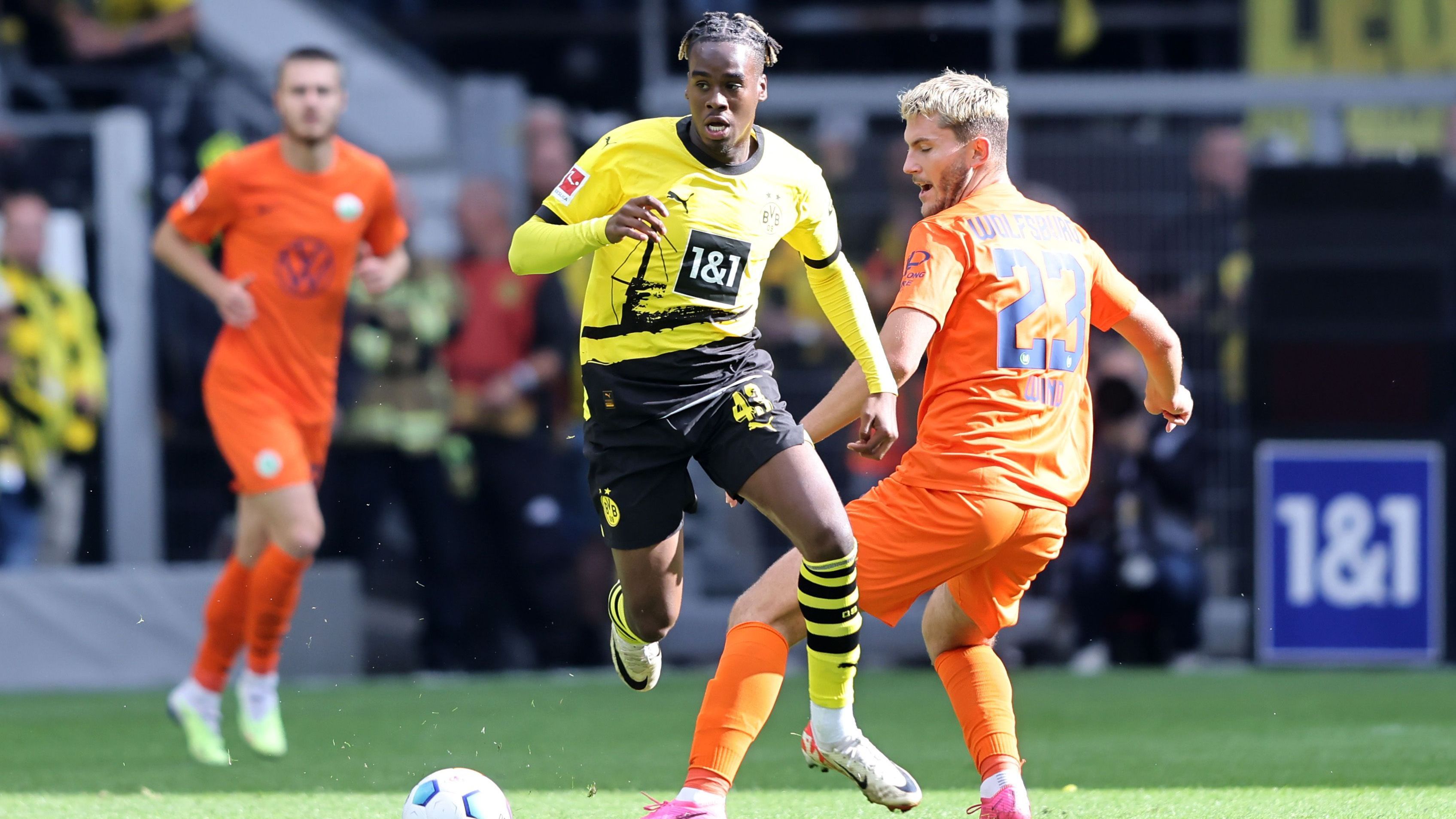<strong>Jamie Bynoe-Gittens</strong><br>Das englische Talent bekommt gegen Wolfsburg ebenfalls von Beginn an eine Chance, diese kann Bynoe-Gittens aber nicht wirklich nutzen. Zwar zeigt er seine Stärken im Dribbling einige Male, danach aber sind die Abspiele zumeist zu spät oder unpräzise. Nach gut einer Stunde wird er als erster BVB-Spieler ausgewechselt. <strong>ran-Note: 4</strong>