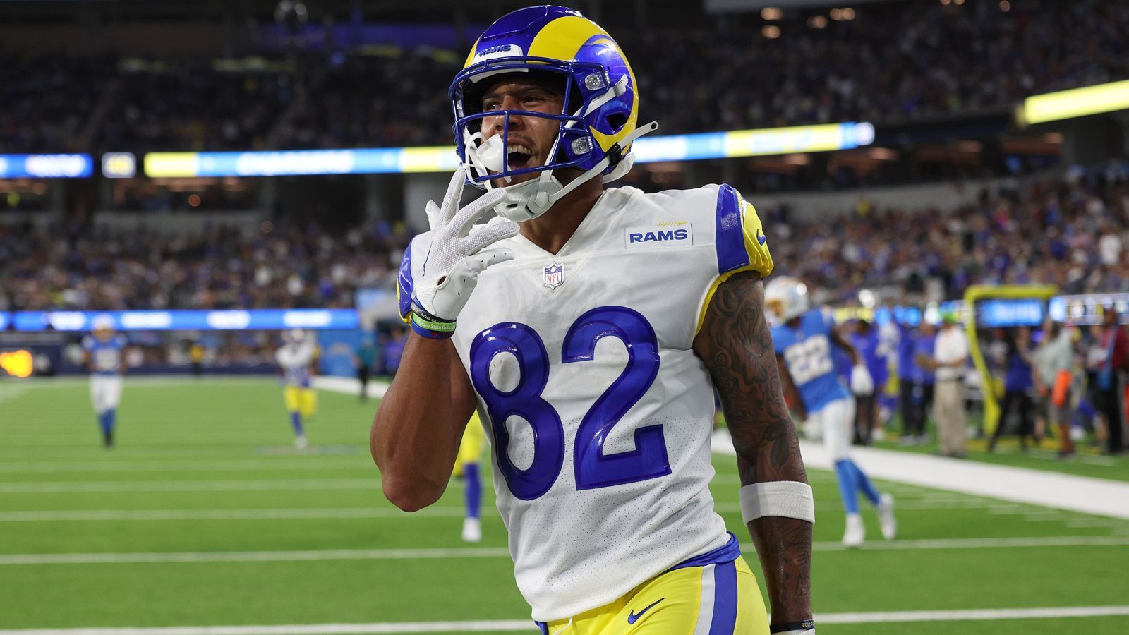 
                <strong>Gewinner: Lance McCutcheon (Los Angeles Rams)</strong><br>
                Lance McCutcheon gelangt in diesem Jahr als ungedrafteter Rookie in die NFL und muss sich im starken Kader des Super-Bowl-Gewinners seinen Platz erkämpfen. Im ersten Preseason-Spiel gegen den Stadt-Rivalen Los Angeles Chargers, welches mit 29:22 gewonnen wurde, spielte er sich richtig in den Vordergrund. Er fing zwei Touchdown-Pässe sowie eine Two-Point Conversion und war für die Hälfte aller Completions der Rams verantwortlich.
              