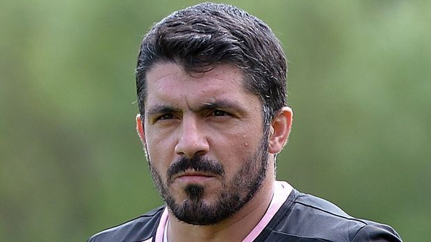 
                <strong>Gennaro Gattuso</strong><br>
                Gennaro Gattuso: Im Champions-League-Spiel gegen Tottenham Hotspur würgte der damals bei AC Mailand spielende Italiener den Co-Trainer der Gegner, Joe Jordan - einfach gnadenlos.
              