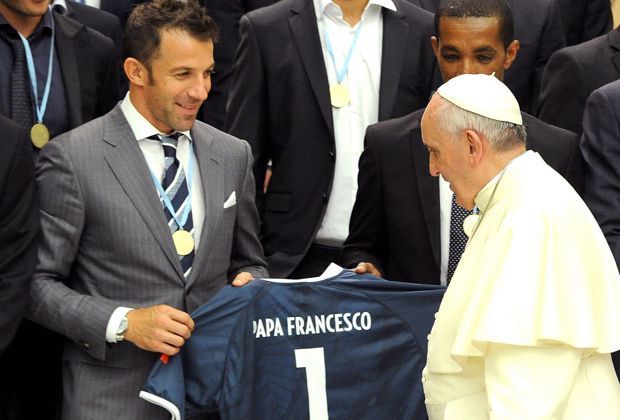 
                <strong>Trikot-Übergabe </strong><br>
                Alessandro Del Piero übergibt Papst Franziskus ein Trikot mit der Rückennummer Eins und "Papa Francesco". 
              