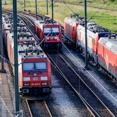 Lokomotiven stehen aufgereiht auf den Gleisen des Rangierbahnhofs Maschen in Niedersachsen.
