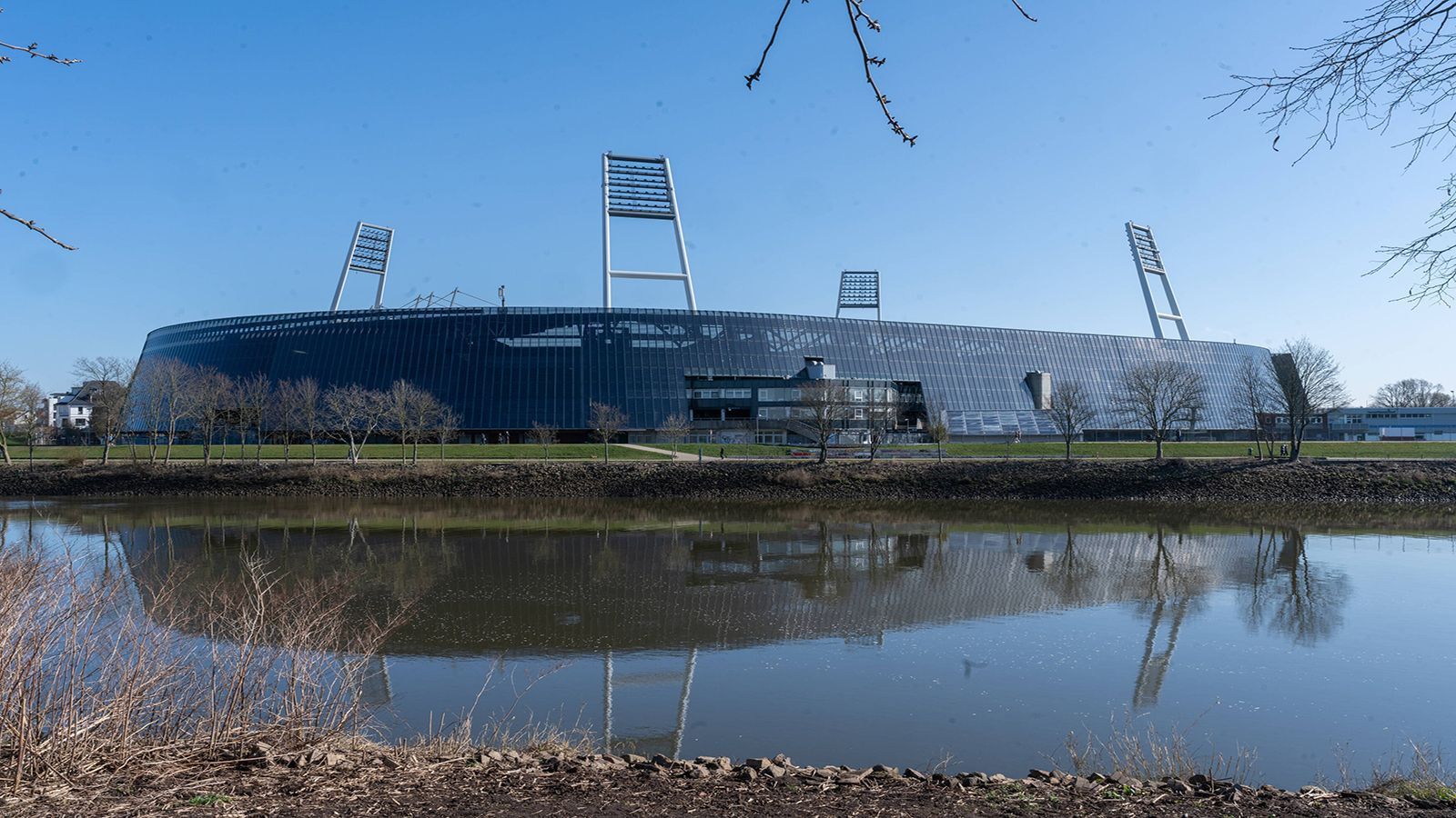 
                <strong>SV Werder Bremen: Bootsanleger und Solarkraftwerk</strong><br>
                Das Wohninvest Weserstadion grenzt direkt an das Ufer der Weser an und ist das einzige Stadion mit eigenem Bootsanleger. 2008 wurde in der Bremer Arena eine 16.000 Quadratmeter große Photovoltaik-Anlage installiert, die Energie für rund 300 Haushalte liefern könnte.
              