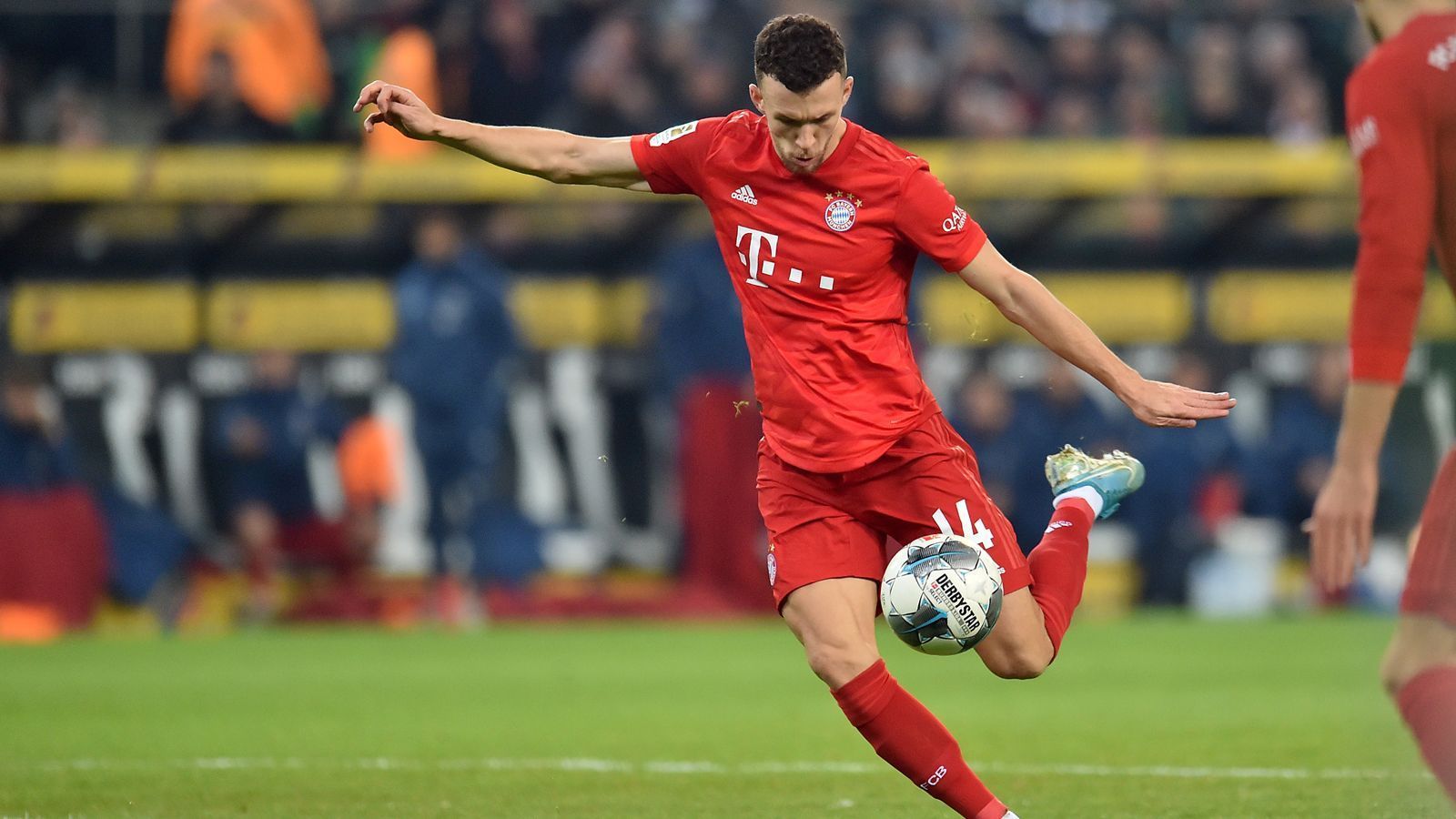 
                <strong>Ivan Perisic</strong><br>
                Nach der Pause kommt der Vize-Weltmeister für den indisponierten Boateng. Er reiht sich nahtlos in die Offensiv-Maschinerie ein. Allerdings fliegt ein Abschluss aus gut zehn Metern ins Seitenaus. Später braucht er einfach zu lange, um Lewandowski gut in Szene zu setzen. ran-Note: 3
              