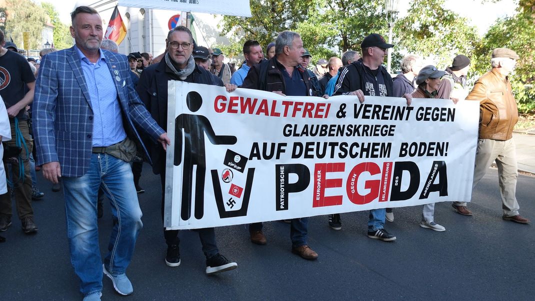 Lutz Bachmann (l.), Gründer des islamkritischen Bündnisses Pegida, geht auf einer Demonstration. Pegida will nach zehn Jahren ihre Aktivitäten einstellen.