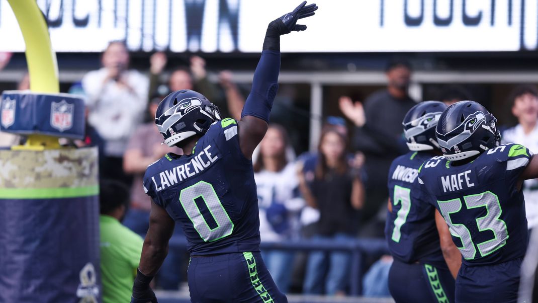 NFL, American Football Herren, USA Arizona Cardinals at Seattle Seahawks Nov 9, 2025 Seattle, Washington, USA Seattle Seahawks defensive end DeMarcus Lawrence 0 celebrates after recovering a fumble to score a touchdown during the second quarter against the Arizona Cardinals at Lumen Field. Seattle Lumen Field Washington USA, EDITORIAL USE ONLY PUBLICATIONxINxGERxSUIxAUTxONLY Copyright: xKevinxNgx 20251109_bgd_cf9_040
