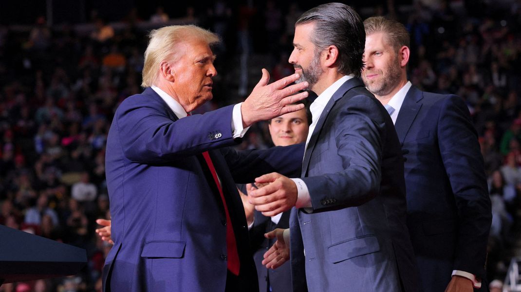 Der designierte US-Präsident Donald Trump (links) umarmt seinen Sohn Donald Jr. auf einer Wahlkampfveranstaltung.