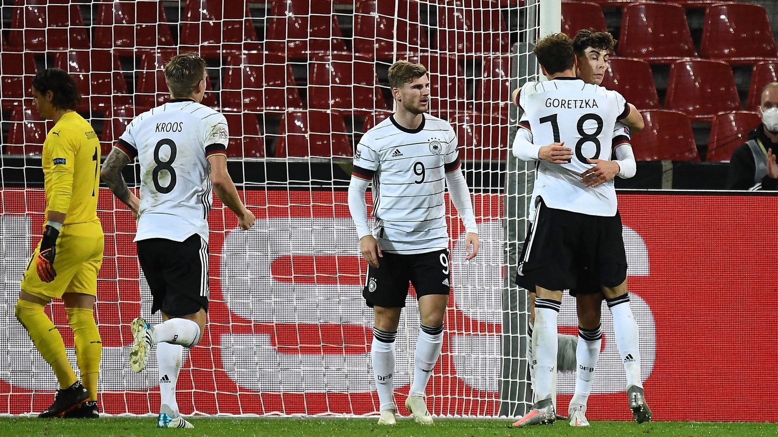 
                <strong>Einzelkritik: Noten der DFB-Stars gegen die Schweiz</strong><br>
                Drei Tage nach dem historischen Nations-League-Sieg in der Ukraine trifft die DFB-Auswahl in Köln auf die Schweiz. Das Duell gegen das Nachbarland wird für die DFB-Elf zur wilden Achterbahnfahrt -  am Ende steht es 3:3. ran.de benotet die deutschen Nationalspieler.
              