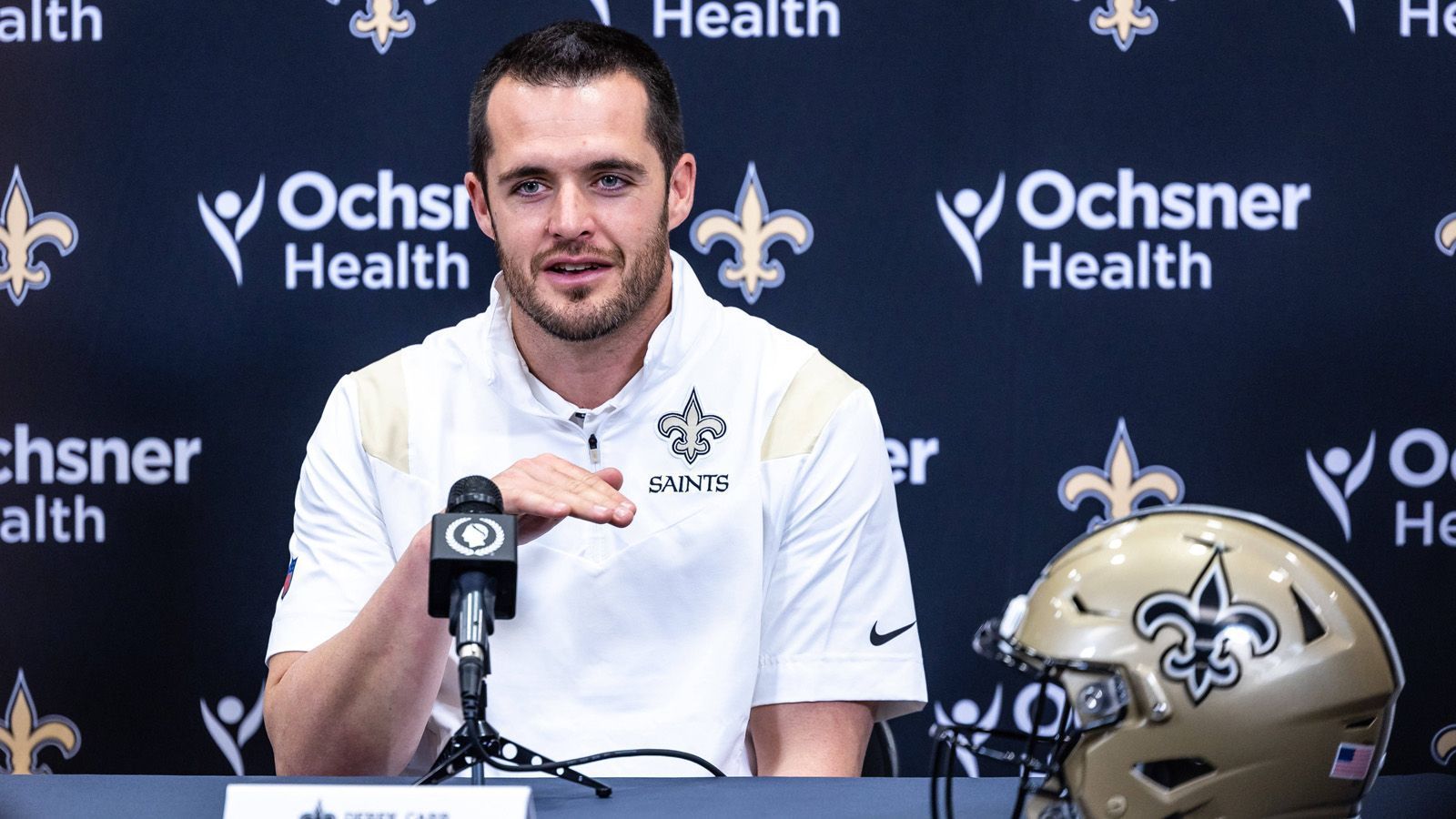 
                <strong>Derek Carr (New Orleans Saints)</strong><br>
                Nach acht Jahren gingen die Las Vegas Raiders und Derek Carr am Ende nicht sonderlich herzlich auseinander, doch für beide bietet es die Chance zum Neuanfang. Bei den New Orleans Saints soll Carr die Lücke füllen, die Drew Brees mit seinem Karriereende aufriss und seitdem Bestand hatte. Dass es die Saints mit dem 31-Jährigen ernst meinen, lässt auch der Vierjahresvertrag über 150 Millionen Dollar vermuten. Backup Jameis Winston bekommt diesmal also einen noch größeren Namen vor die Nase gesetzt.
              